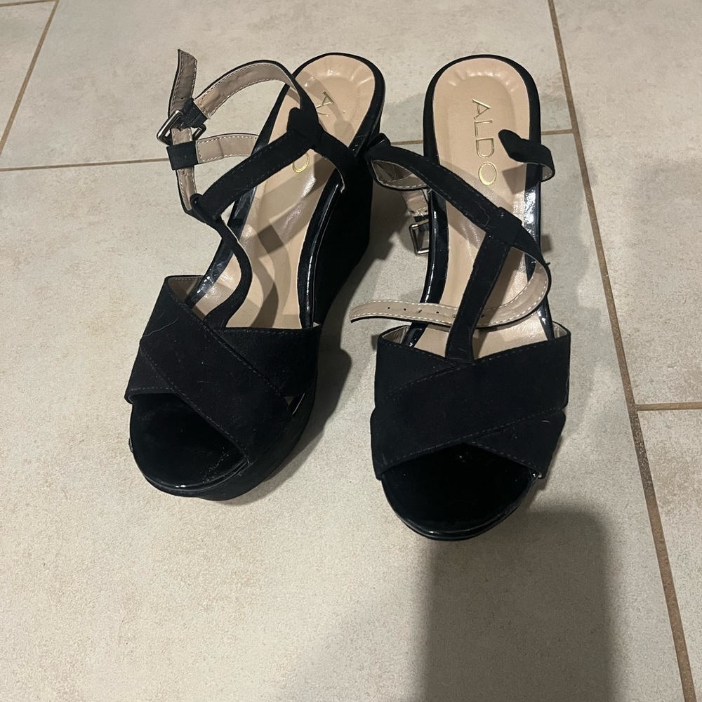 Black wedges